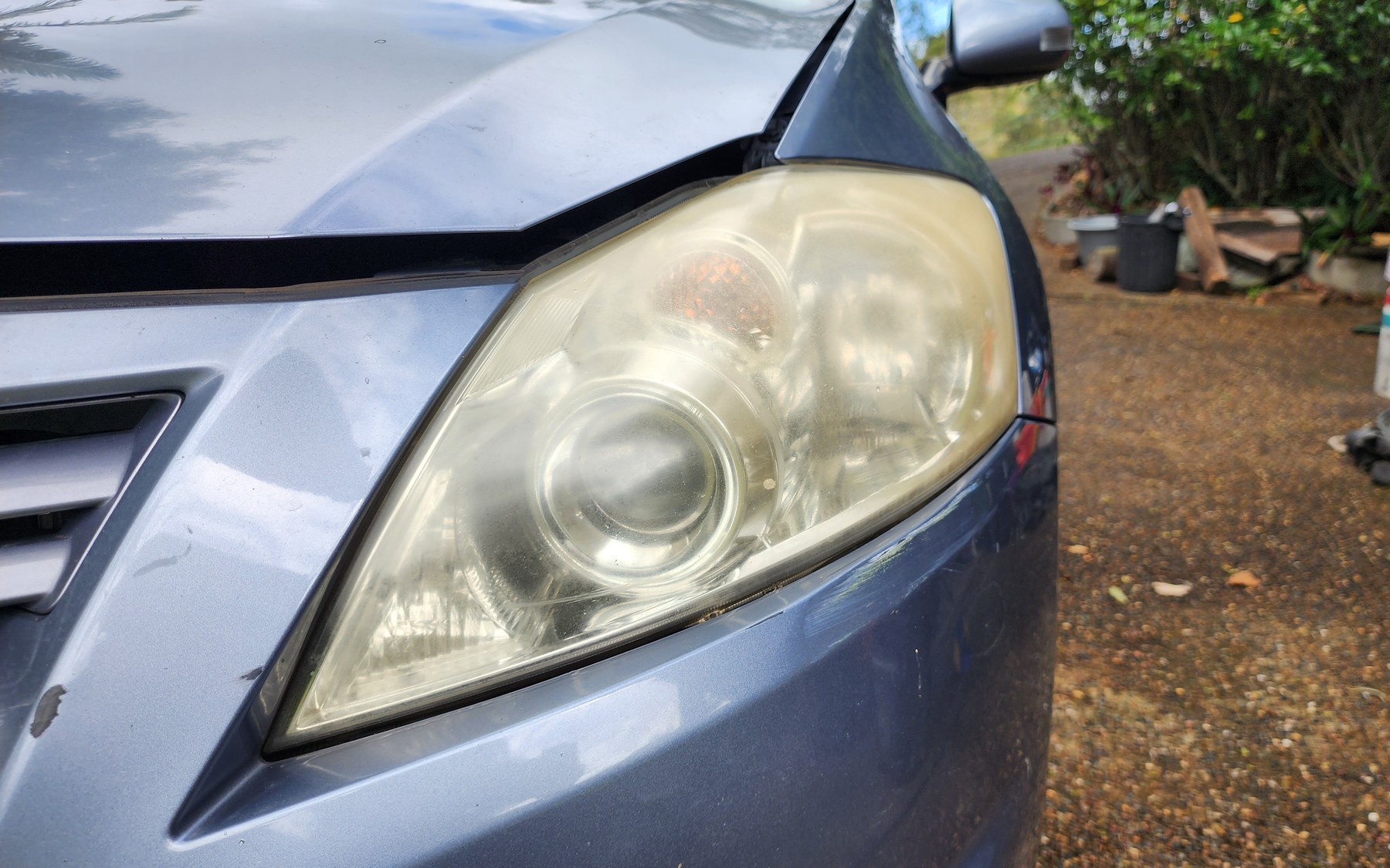 Yellowed, oxidised headlight before restoration